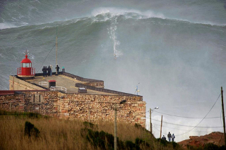 Na Nazaré Garrett McNamara surfou uma onda com 34 metros, mas desceu cerca de 40