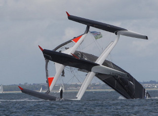 Capotanço do Spindrift em regata na Irlanda