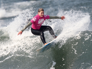 Carina Duarte vence e lidera Nacional Surf Open