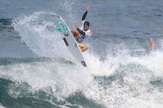 Tomas Hermes vence pela primeira vez no circuito mundial de surf