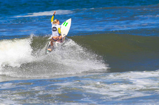 Vasco Ribeiro e Tessa Thyssen vencem Espinho Surf Destination