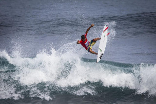 Praia de Santa Bárbara recebe competição de surf