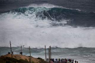 Pedro Scooby surfou a primeira onda gigante da temporada na Nazaré