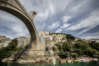 Gary Hunt conquista a ponte de Mostar